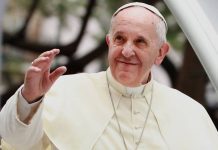 Papa Francisco entrega texto a obispos chilenos y los insta a meditar tras finalizar primer día de reuniones