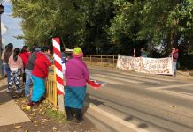 Vecinos de población Moyano en Osorno se manifiestan en ruta U-400 exigiendo al Municipio cumplir promesa de alcantarillado