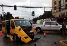 Furgón con 23 niños afectado en colisión con otros dos vehículos en Osorno