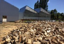 Leña húmeda gran parte del problema de contaminación, pero también es parte de la solución.