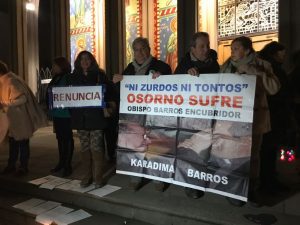 Laicos de Osorno se manifestaron nuevamente contra el obispo Juan Barros frente a catedral de la comuna