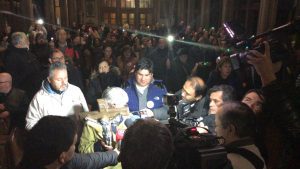 Laicos de Osorno se manifestaron nuevamente contra el obispo Juan Barros frente a catedral de la comuna