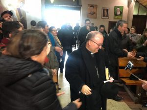 Fieles acusan que misa presidida en la parroquia Sagrado Corazón fue manipulada en beneficio de Barros por el párroco Juan Aros