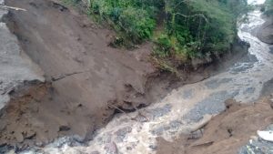 Socavón en sector Las Gaviotas de Puerto Octay dejó aisladas a siete familias