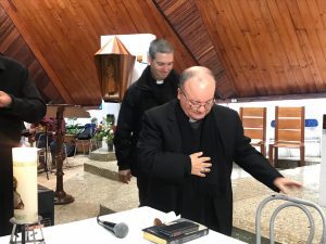 Fieles acusan que misa presidida en la parroquia Sagrado Corazón fue manipulada en beneficio de Barros por el párroco Juan Aros