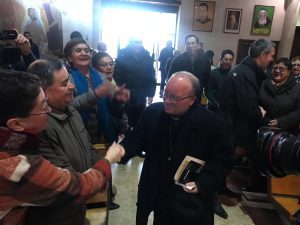 Fieles acusan que misa presidida en la parroquia Sagrado Corazón fue manipulada en beneficio de Barros por el párroco Juan Aros