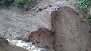 Socavón en sector Las Gaviotas de Puerto Octay dejó aisladas a siete familias