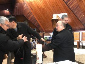 Fieles acusan que misa presidida en la parroquia Sagrado Corazón fue manipulada en beneficio de Barros por el párroco Juan Aros