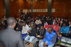 El gobierno informa a extranjeros sobre proceso de regularización