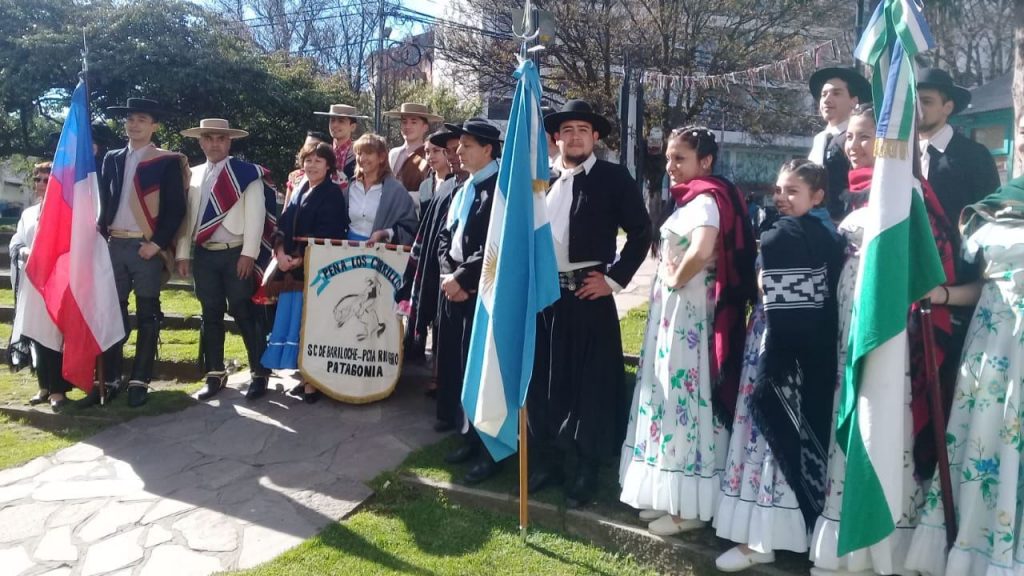 Bariloche: Estudiantes Osorninos se lucen en celebración argentina del 12 de Octubre