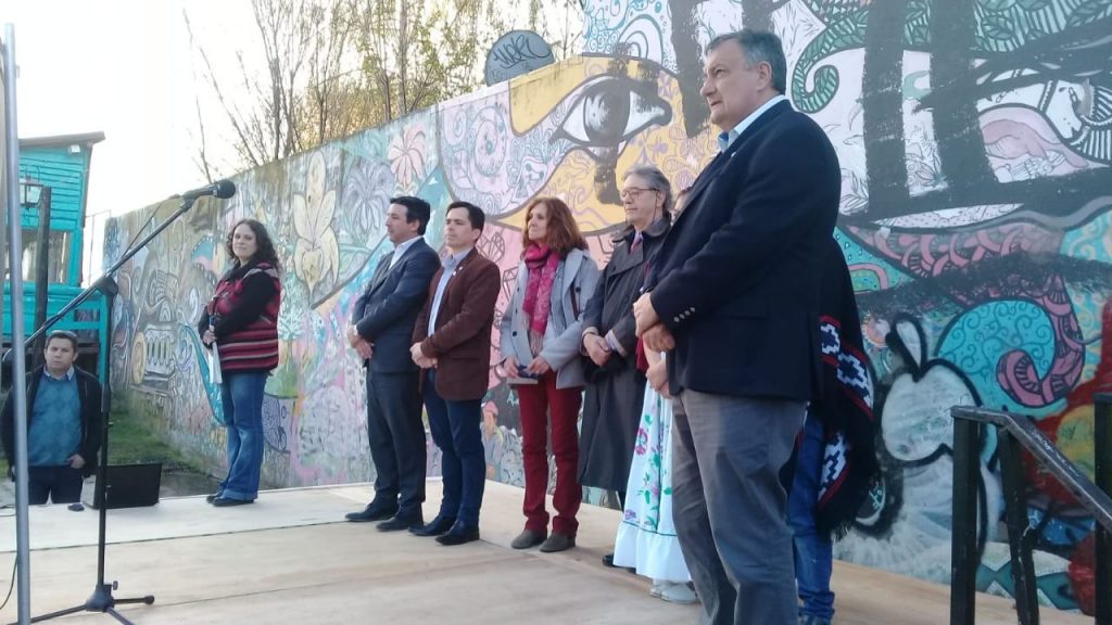 Bariloche: Estudiantes Osorninos se lucen en celebración argentina del 12 de Octubre