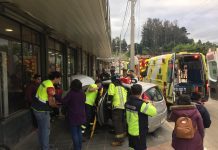 Vehículo impactó con alumbrado público en Rahue Bajo