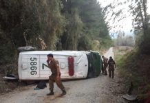 Seis carabineros resultan lesionados tras volcamiento de retén móvil en San Juan de la Costa
