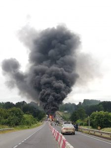 Dos fallecidos dejó violenta colisión de camiones en puente Rahue. Se registró una gran explosión a raíz del impacto.