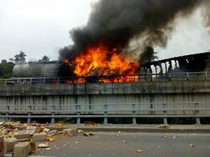 Dos fallecidos dejó violenta colisión de camiones en puente Rahue. Se registró una gran explosión a raíz del impacto.