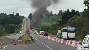 Dos fallecidos dejó violenta colisión de camiones en puente Rahue. Se registró una gran explosión a raíz del impacto.