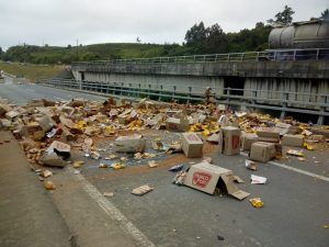 Dos fallecidos dejó violenta colisión de camiones en puente Rahue. Se registró una gran explosión a raíz del impacto.