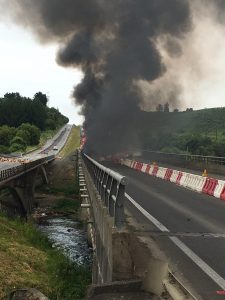 Dos fallecidos dejó violenta colisión de camiones en puente Rahue. Se registró una gran explosión a raíz del impacto.