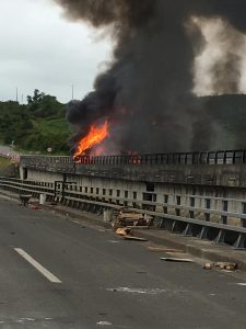 Dos fallecidos dejó violenta colisión de camiones en puente Rahue. Se registró una gran explosión a raíz del impacto.