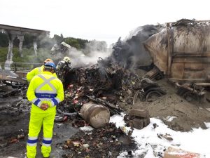 Dos fallecidos dejó violenta colisión de camiones en puente Rahue. Se registró una gran explosión a raíz del impacto.
