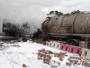 Dos fallecidos dejó violenta colisión de camiones en puente Rahue. Se registró una gran explosión a raíz del impacto.