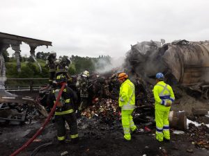 Dos fallecidos dejó violenta colisión de camiones en puente Rahue. Se registró una gran explosión a raíz del impacto.