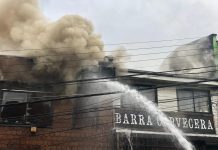 Incendio arrasó con dos locales comerciales y una casa de tres pisos en Castro