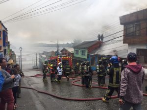 Incendio arrasó con dos locales comerciales y una casa de tres pisos en Castro
