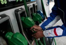 Caída de las bencinas genera un IPC negativo en diciembre e inflación completa tres años bajo la meta del Banco Central