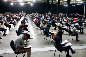 Colegio Médico apoya idea de suspender permisos a doctores sin Eunacom y pide cambios al test