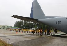 Brigadistas de Conaf de la región de Los Lagos apoyados por la Fach se trasladaron hasta la región de Valparaíso para el combatir incendio forestal