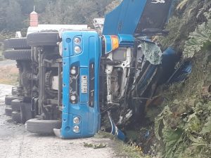 Accidente: Chofer de camión permaneció atrapado en la cabina por tres horas