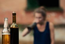 Investigadores de la U. de Chile dieron con compuesto que podría frenar el alcoholismo