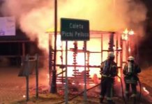 Completamente destruido por un incendio resultó un kiosco de venta de comida rápida en la costanera de Puerto Montt