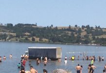 Frutillar: Camión terminó internado en lago Llanquihue en medio de bañistas