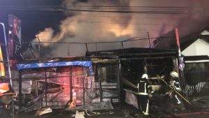 Incendio arrasó con un local comercial una casa y una bodega en Puerto Montt