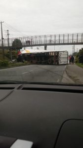 Puerto Montt: Atochamiento vehicular de proporciones dejó volcamiento de camión