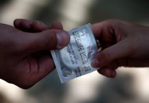 Preservativos en quioscos y botillerías: La idea del Minsal para ampliar acceso y abaratar su costo