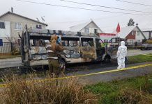 Sujetos desconocidos habrían incendiado furgón escolar en Alerce