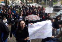 Más de un centenar de estudiantes de Liceo Carmela Carvajal de Osorno protestan por mejoras de infraestructura