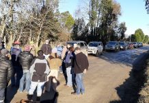 Vecinos de Fresia se tomaron la ruta en protesta por mejoras de camino