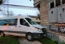 Furgón escolar se incrusta en una vivienda tras colisión vehicular en Osorno