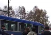 Viralizan video de violenta agresión a conductor de minibus en Entre Lagos