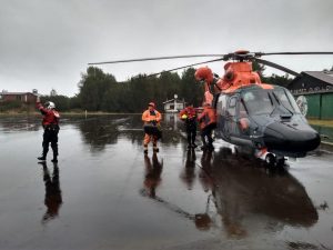 Con vida fueron rescatados tripulante de enbarcación que naufragó en Castro