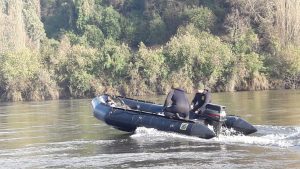Toman muestras de agua en río Rahue para evaluar contaminación por combustible
