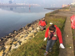 Estudiantes de INACAP limpiaron sector costero de Puerto Montt