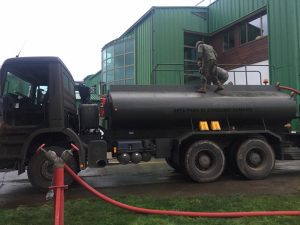 Corte de agua: Ayuda de camiones aljibes en distribucion de agua es fundamental