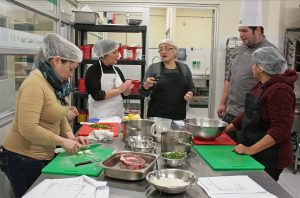 Mujeres migrantes conocen geografía culinaria a través de curso de cocina criolla
