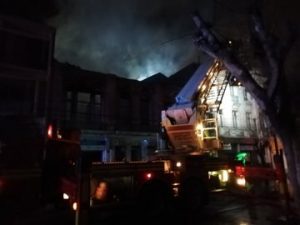 Gran incendio en Valparaíso deja a decenas de personas damnificadas