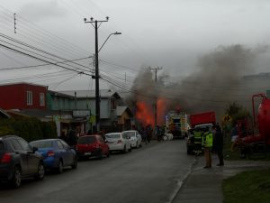 Trece personas damnificadas dejó incendio en dos casas de Ancud